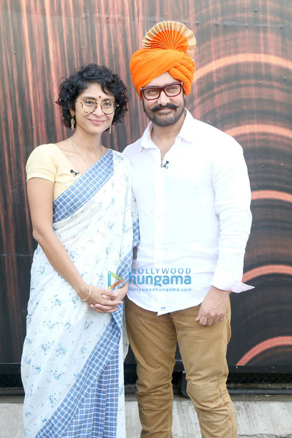 aamir khan kiran rao promote paani foundation on the sets of chal hawa yeu dya 5