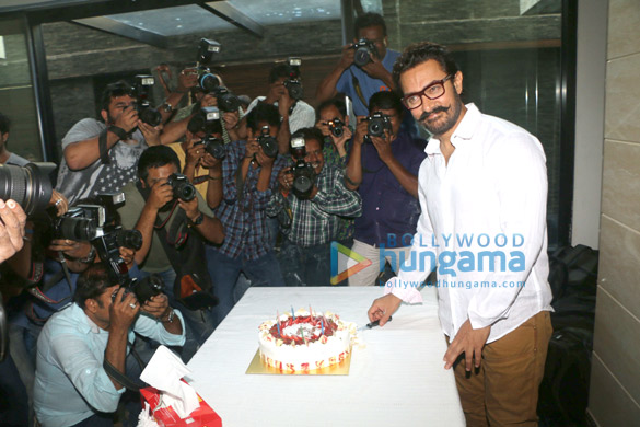 aamir khan celebrates his birthday at his house in bandra 4