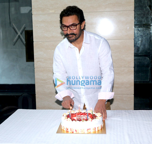aamir khan celebrates his birthday at his house in bandra 7