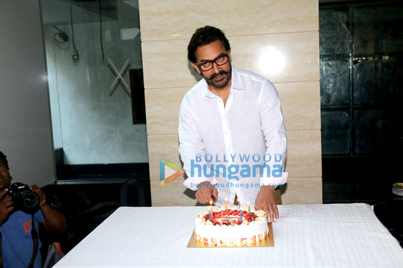 aamir khan celebrates his birthday at his house in bandra 8