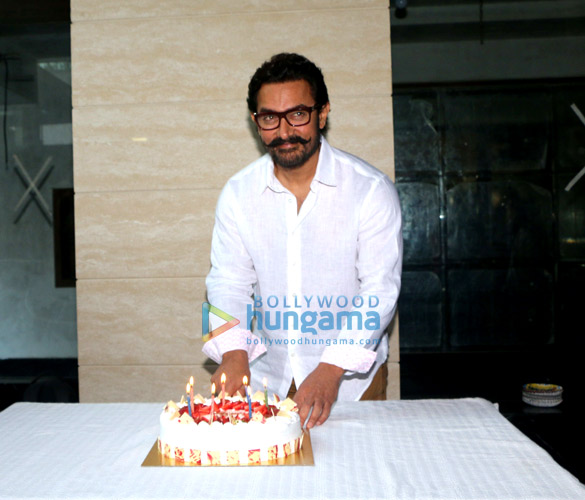 aamir khan celebrates his birthday at his house in bandra 9