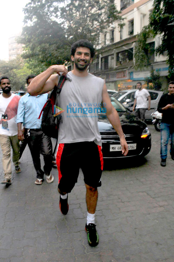 aditya roy kapur snapped in bandra 2 2