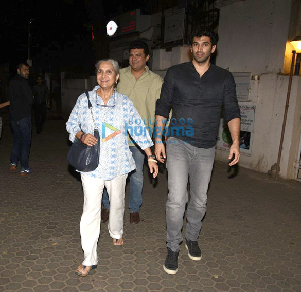 aditya roy kapur snapped with his mom and brother at prithvi theatre 3