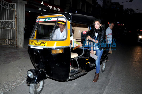 Akshara Haasan snapped hitching an auto rickshaw ride Akshara Haasan snapped hitching an auto rickshaw ride
