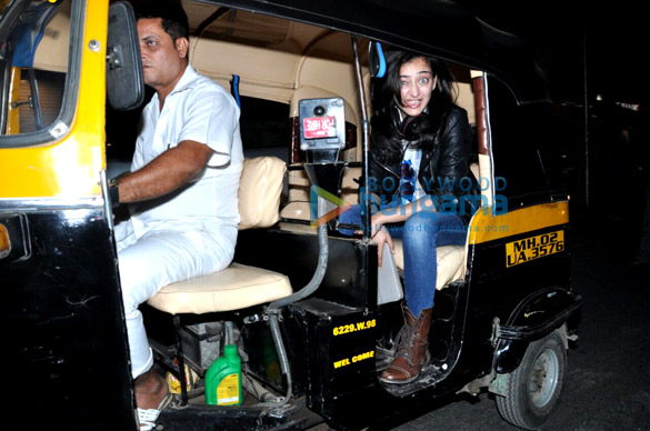 akshara hassan snapped hitching an auto rickshaw ride 4