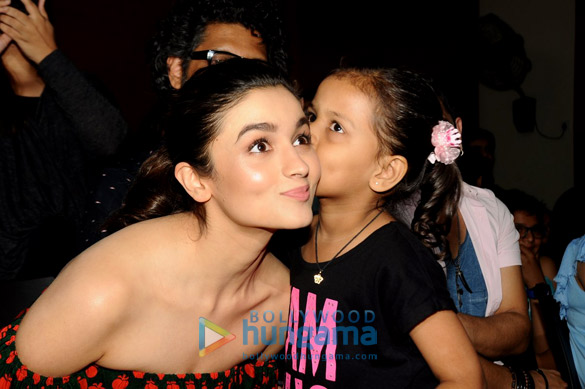 Alia Bhatt gets kisse1