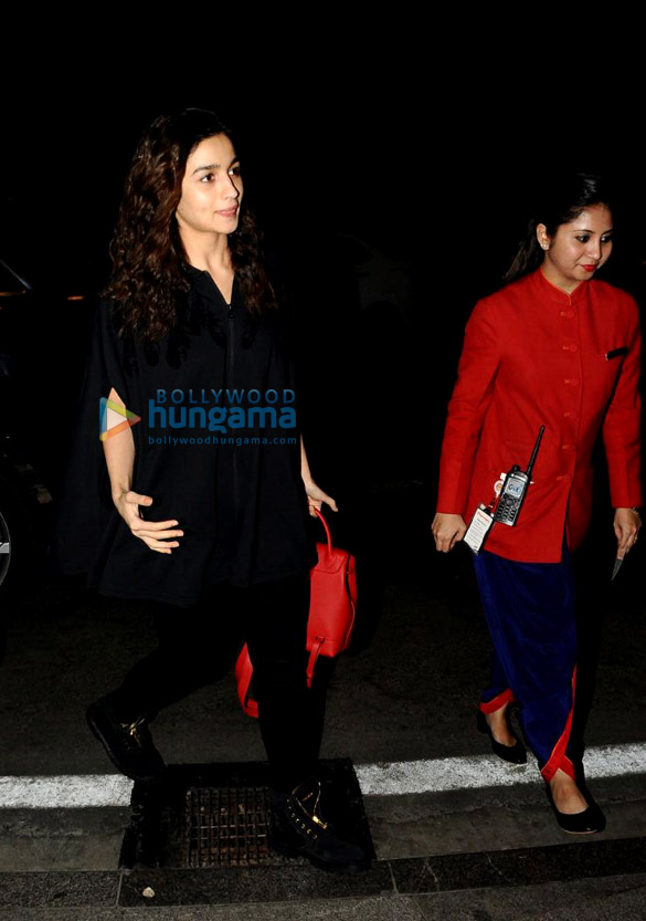 alia bhatt snapped at the airport while leaving for london 2