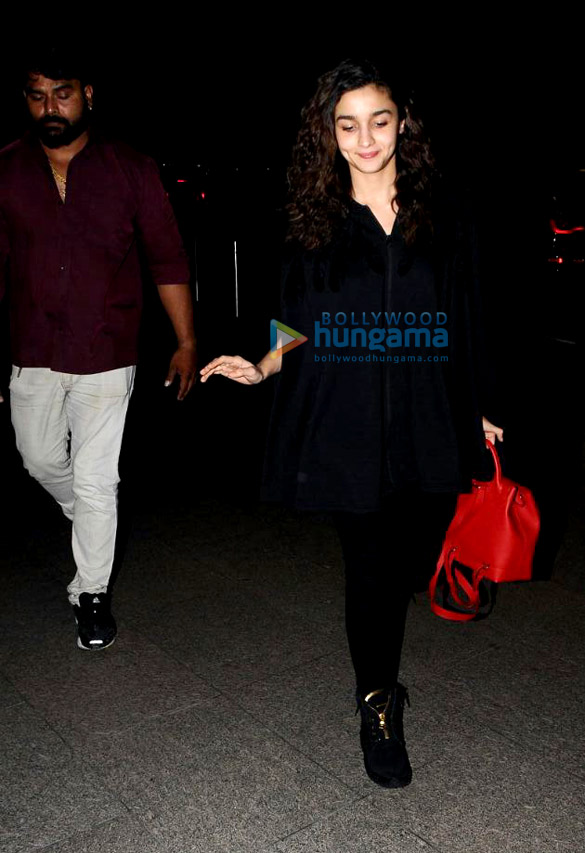 alia bhatt snapped at the airport while leaving for london 4