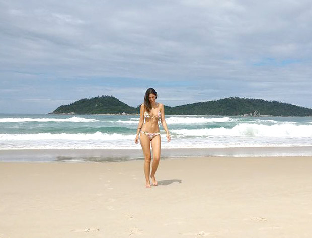 bruna abdullah sizzles in bikini 2 bruna abdullah sizzles in bikini 2