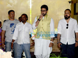 Celebs pay homage to Suniel Shetty’s father at his home in Worli