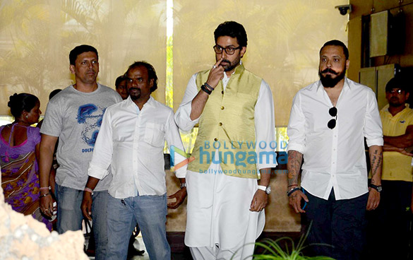 Celebs pay homage to Suniel Shetty’s father at his home in Worli Celebs pay homage to Suniel Shetty’s father at his home in Worli