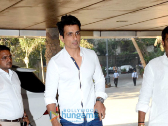 Celebs pay homage to Suniel Shetty's father at his home in Worli