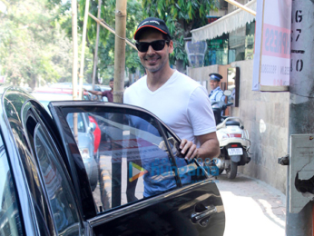 Dino Morea snapped post lunch at Indogo, Bandra