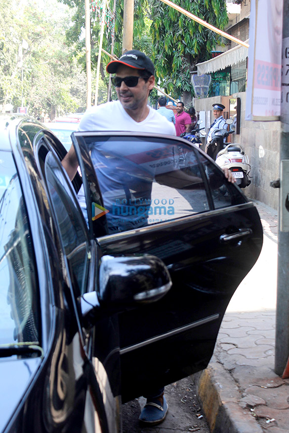 dino morea snapped post lunch at indogo bandra 3