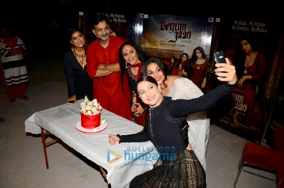 ila arun celebrates her birthday with the cast of begum jaan 2