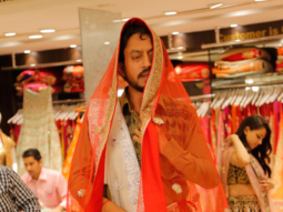 Check out: Irrfan Khan learns how to wear a sari for Hindi Medium