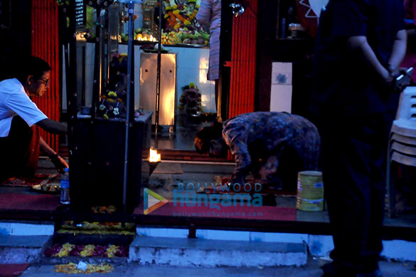 kajol snapped offering prayers at a local temple 03