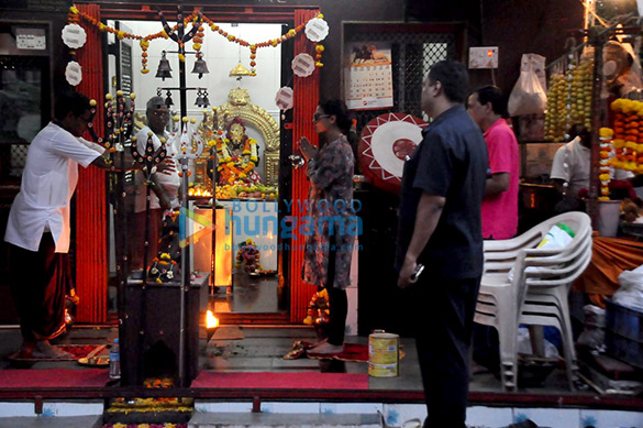 kajol snapped offering prayers at a local temple 04