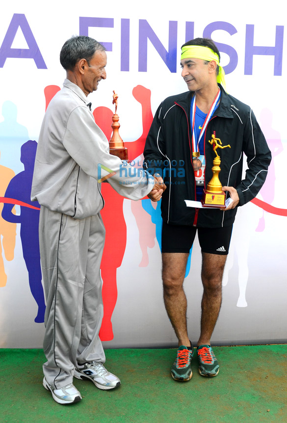 kunal kapoor and jeetendra at juhu half marathon 10