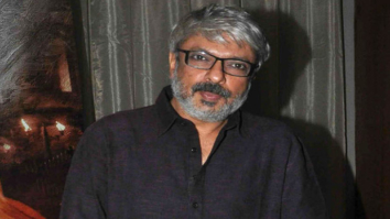 SHOCKING: Karni Sena activists burn effigy of Sanjay Leela Bhansali in Mumbai