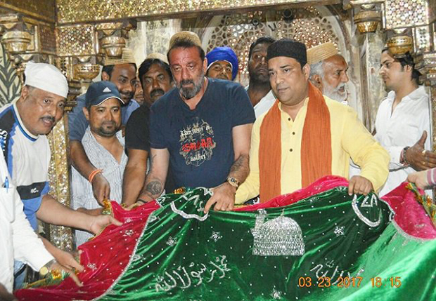 Sanjay Dutt visits the Sheikh Salim Chishti Dargah in Fatehpur Sikri-1