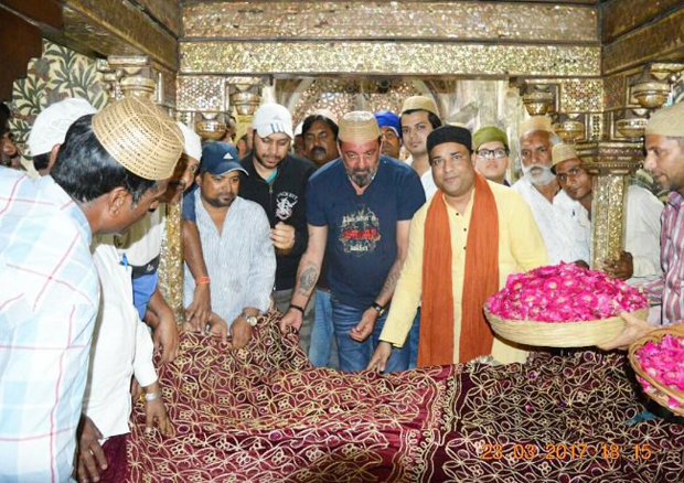 Sanjay Dutt visits the Sheikh Salim Chishti Dargah in Fatehpur Sikri-2
