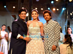 Shah Rukh Khan and Anushka Sharma walk for Manish Malhotra at ‘Mijwan Fashion Show’ by Shabana Azmi