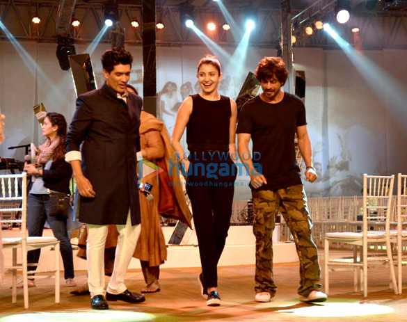 shah rukh khan anushka sharma snapped rehearsing for mijwan summer 2017 show 32