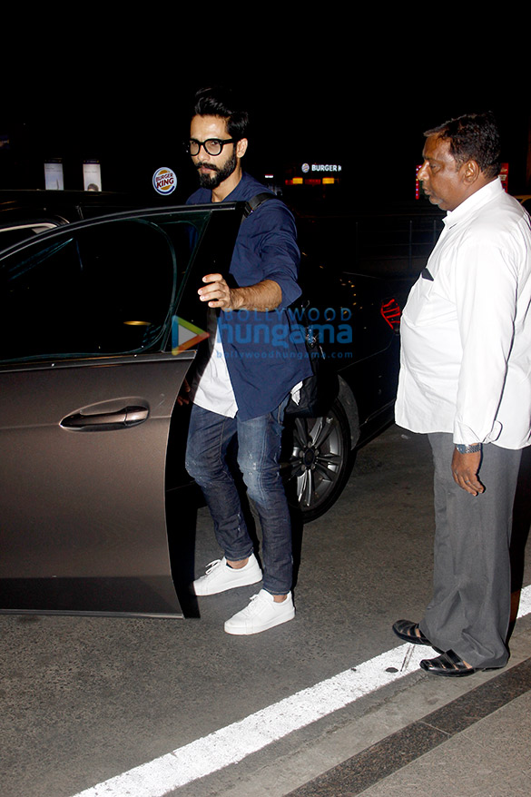 shahid kapoor snapped on his way to delhi to attend the india today conclave 5
