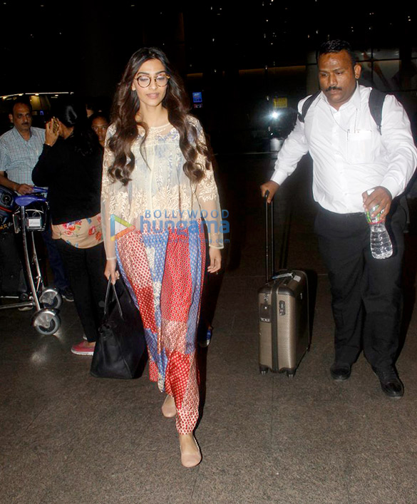 sonam kapoor snapped at the airport 2 2