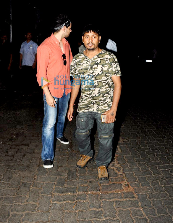 sooraj snapped hiding his face from paparazzi 3