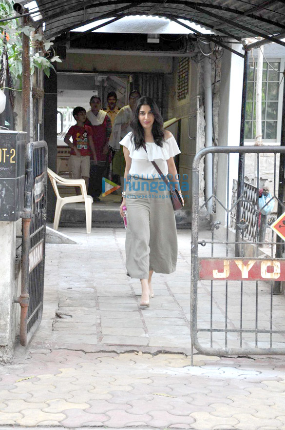 Sophie Choudry snapped shopping in Bandra