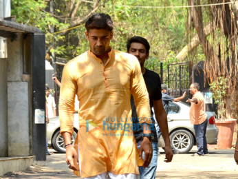 Suniel Shetty's father's last rites in Worli