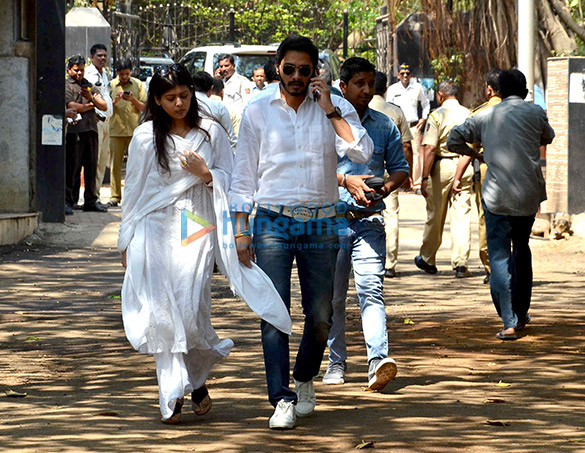 sunil shettys fathers last rites in worli 12