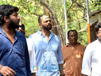 Suniel Shetty's father's last rites in Worli