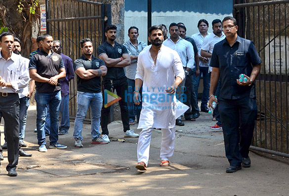 sunil shettys fathers last rites in worli 8