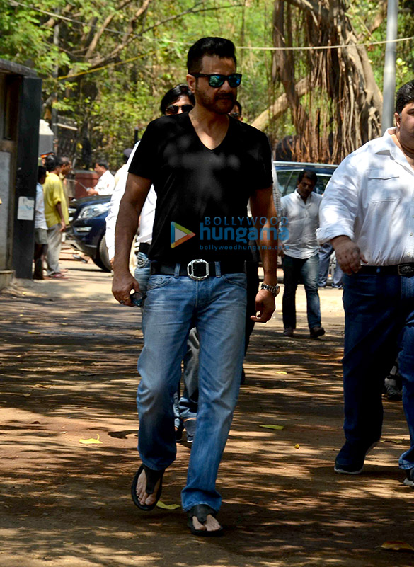 sunil shettys fathers last rites in worli 9