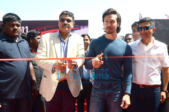 tiger inaugurates mumbai international motor show 5