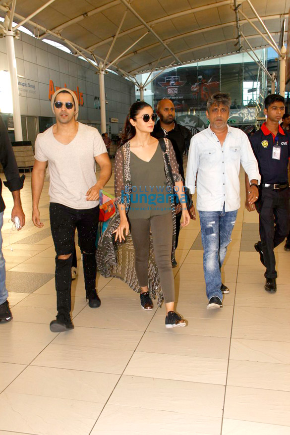 varun alia kangna snapped at the airport 1