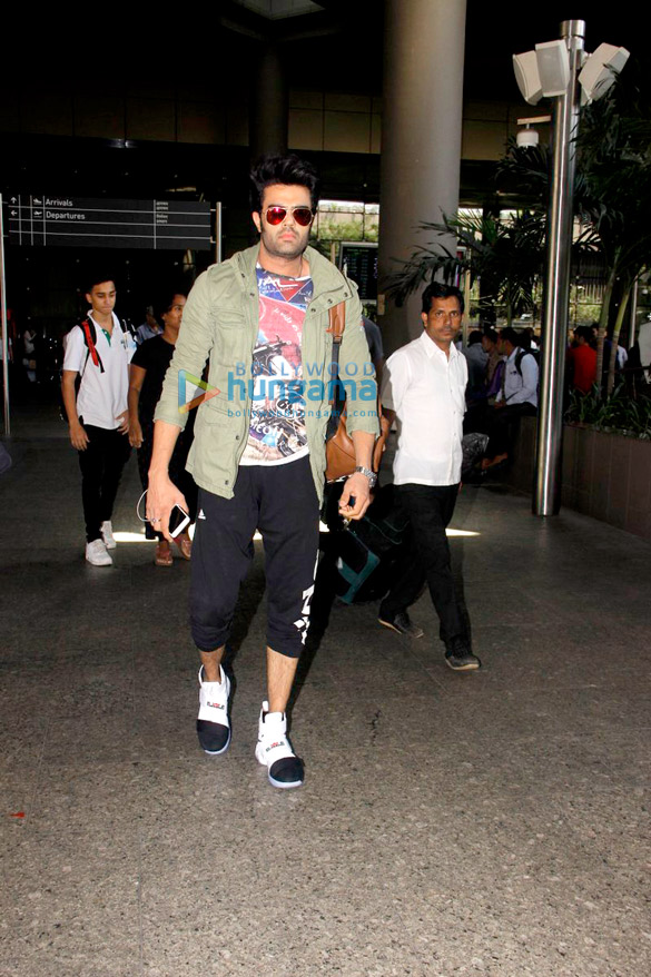 varun alia kangna snapped at the airport 7