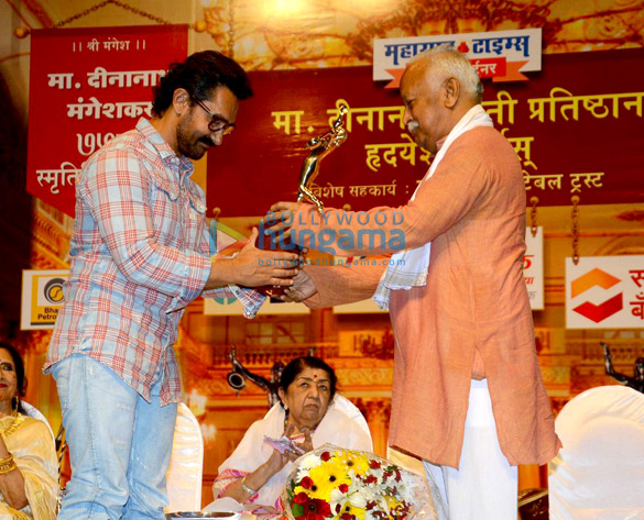 aamir khan honoured at 75th dinanath mangeshkar awards 2