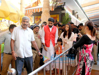 Abhishek Bachchan, Aishwarya Rai Bachchan visit Siddhivinayak temple on their wedding anniversary