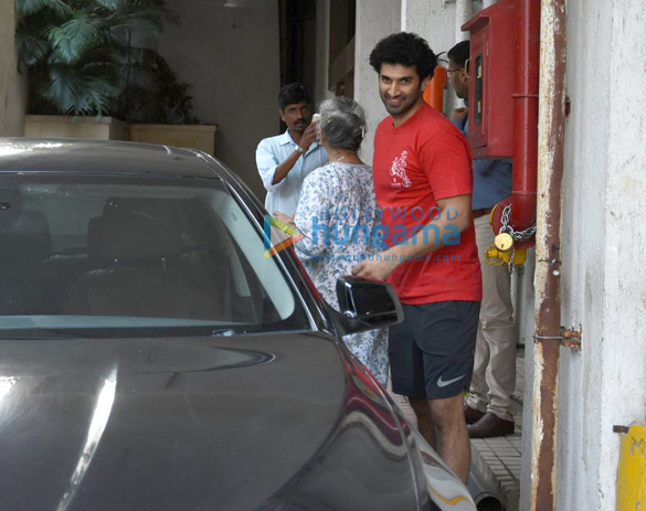 Aditya Roy Kapoor snapped playing cricket with kids in Bandra Aditya Roy Kapoor snapped playing cricket with kids in Bandra
