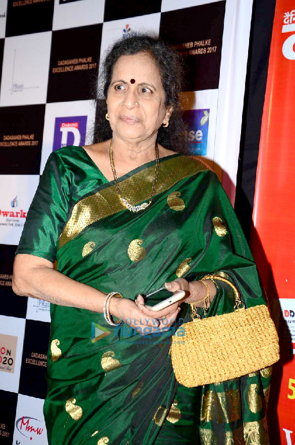 aishwarya rai bachchan hema malini recieve dadasaheb phalke excellence awards 2017 15