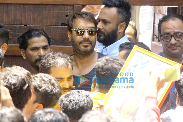 ajay devgn meets his fans on his birthday 1