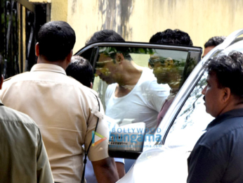 Akshay Kumar snapped meeting Farhan Akhtar and Ritesh Sidhwani on sets of 'Padman' in Bandra