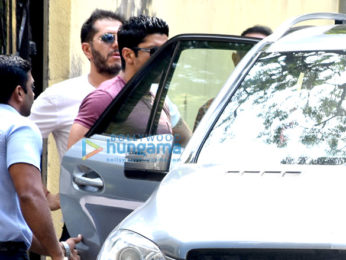 Akshay Kumar snapped meeting Farhan Akhtar and Ritesh Sidhwani on sets of 'Padman' in Bandra