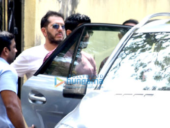 Akshay Kumar snapped meeting Farhan Akhtar and Ritesh Sidhwani on sets of 'Padman' in Bandra