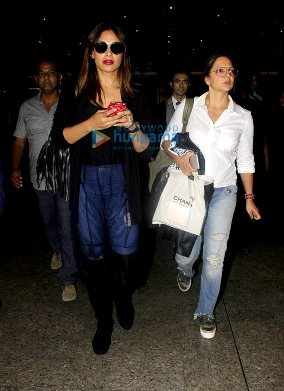Bipasha Basu, Sohail Khan and others snapped returning after the ‘Da-bangg Tour Concert’ Bipasha Basu, Sohail Khan and others snapped returning after the ‘Da-bangg Tour Concert’