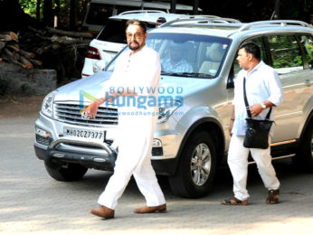 Celebrities attend the last rites of Vinod Khanna in Worli